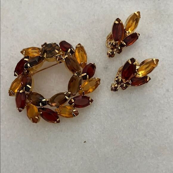 Vintage Elegant Amber, Garnet & Smokey Rhinestone’s 3 Pc Brooch & Clip Earrings - Picture 1 of 9